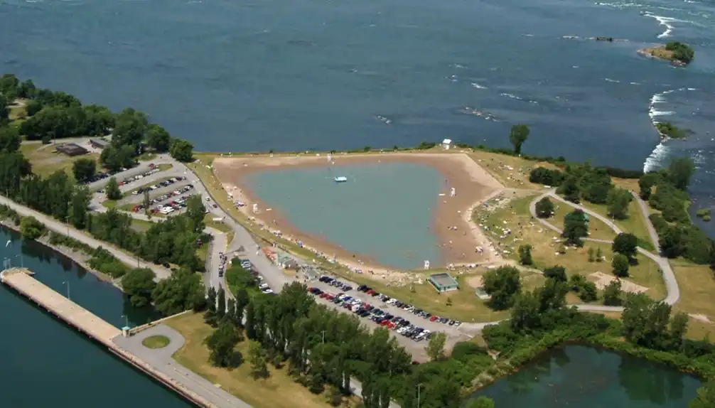Vue aérienne du RécréoParc de Sainte-Catherine, parc riverain prisé sur la Rive-Sud