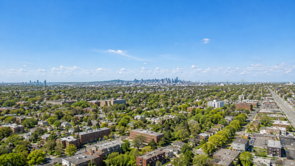 Courtier immobilier à Greenfield Park – vue aérienne du quartier avec commerces et accès rapide à Montréal