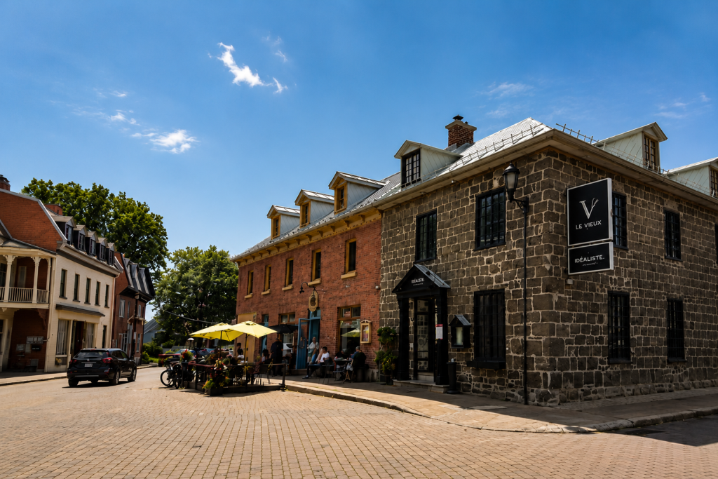 Rue et terrasse du Vieux La Prairie