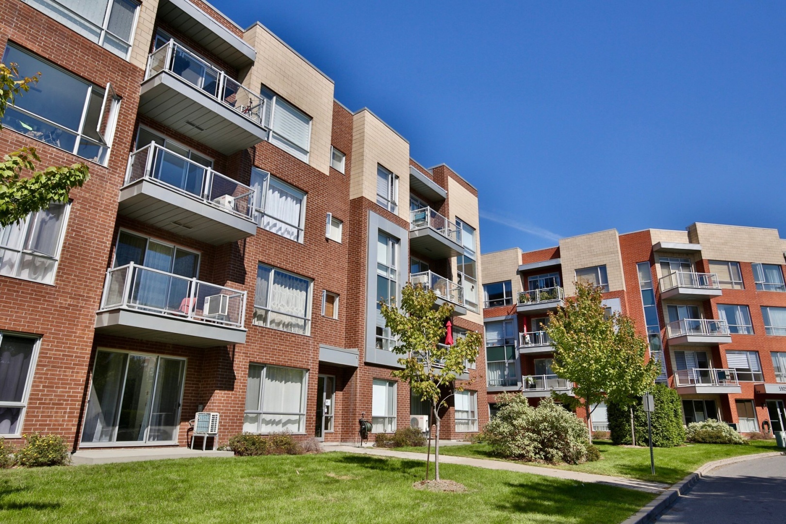 Immeuble à condo dans un quartier résidentiel de Saint-Hubert