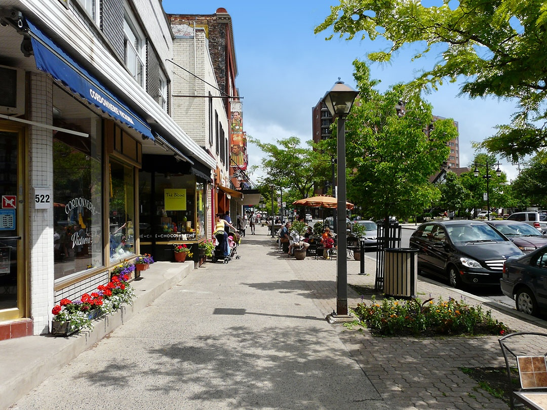 Rue Victoria au centre-ville de Saint-Lambert sur la Rive-Sud de Montréal